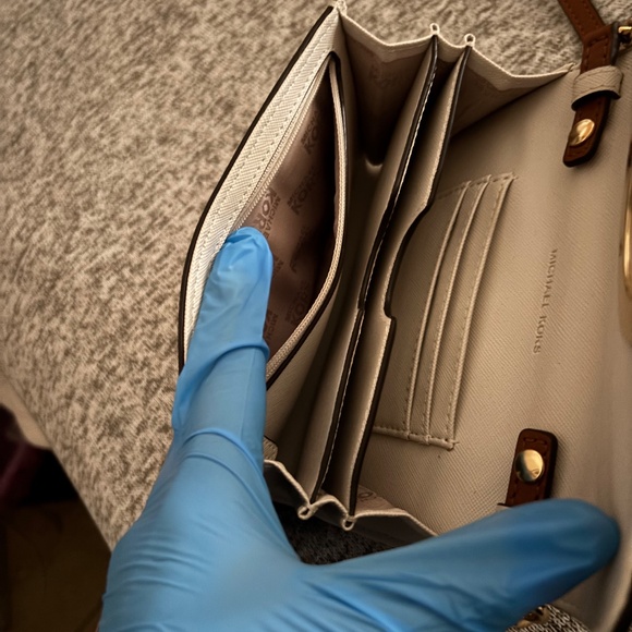 NWOT Michael Kors Hudson Vanilla Crossbody Adjustable Handbag w/Lots of Features - Picture 12 of 14